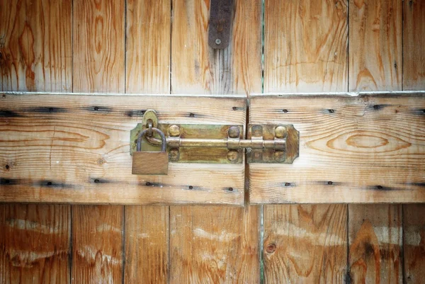 Golden padlock on wooden door, detail — Stock Photo, Image