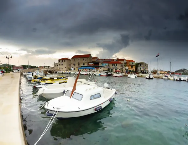 Antiguo puerto y casas de piedra en Croacia — Foto de Stock