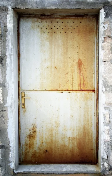 Antigua puerta de metal oxidado en Croacia —  Fotos de Stock