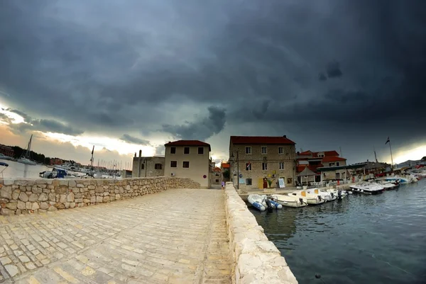 Alte Steinbrücke und Sturm in Kroatien — Stockfoto