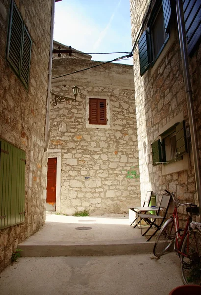 Stretta vecchia strada in pietra, Croazia — Foto Stock