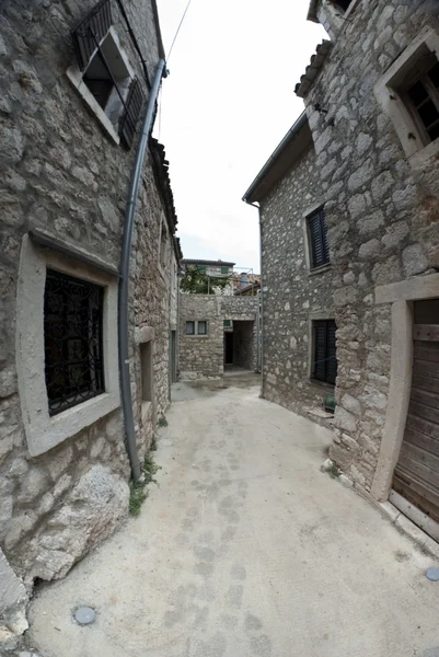 Wąskiej uliczce starego kamienia, Chorwacja — Zdjęcie stockowe