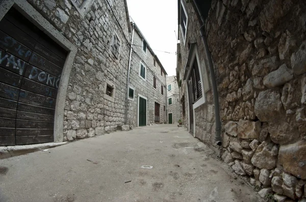 Angosta calle vieja en piedra, Croacia — Foto de Stock