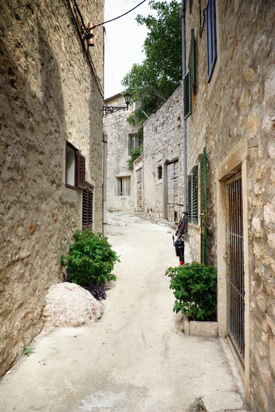 Angosta calle vieja en piedra, Croacia —  Fotos de Stock