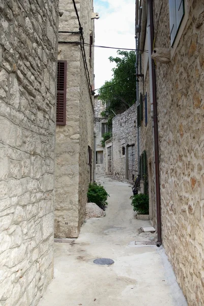 Stretta vecchia strada in pietra, Croazia — Foto Stock