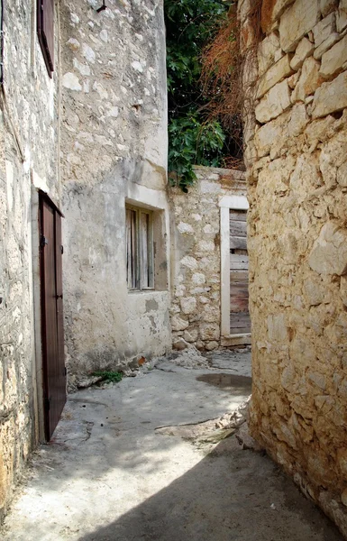 Stretta vecchia strada in pietra, Croazia — Foto Stock