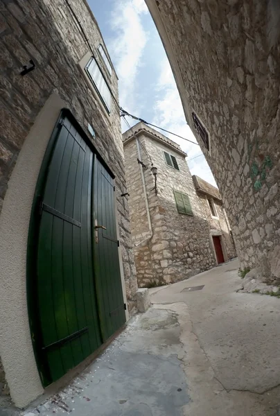 Stretta vecchia strada in pietra, Croazia — Foto Stock