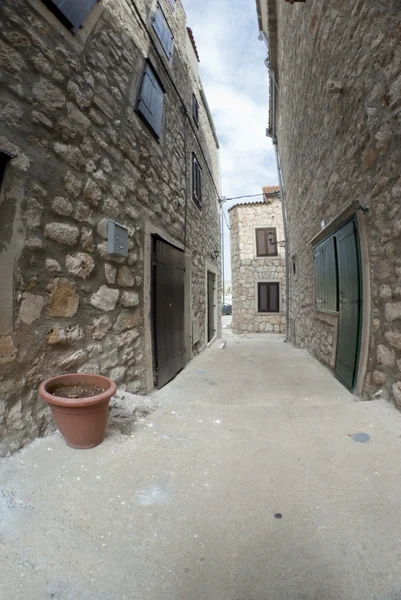 Smalle oude straat in steen, Kroatië — Stockfoto