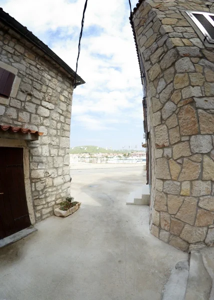 Stretta vecchia strada in pietra, Croazia — Foto Stock