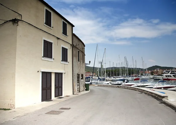 Gamla gatan av stenhus med bänk vid havet — Stockfoto