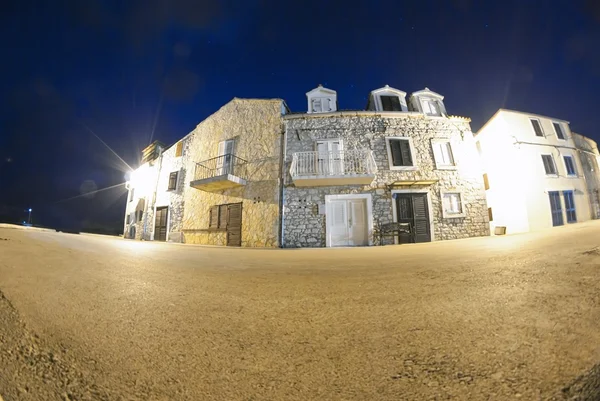 Antigua calle de casas de piedra junto al mar por la noche — Foto de Stock