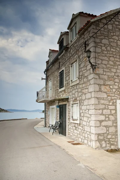 Antigua calle de casas de piedra junto al mar — Foto de Stock