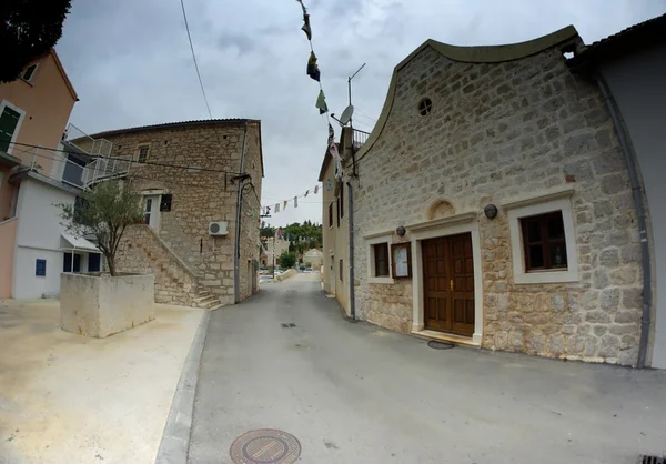 Rua velha de casas de pedra, mau tempo — Fotografia de Stock