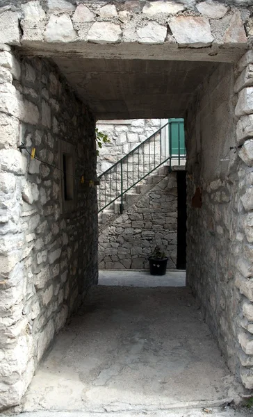 Ancienne porte en pierre dans la rue étroite en Croatie — Photo