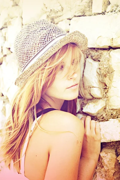 Portrait de belle femme dans un chapeau de paille — Photo