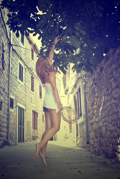 아름 다운 여자 점프 맨발, 크로스 프로세스 — 스톡 사진