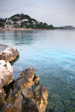 temiz bir deniz, Hırvatistan Dalmaçya kayalık plaj