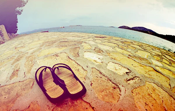 Sandal pantai oleh laut, Kroasia Dalmatia — Stok Foto