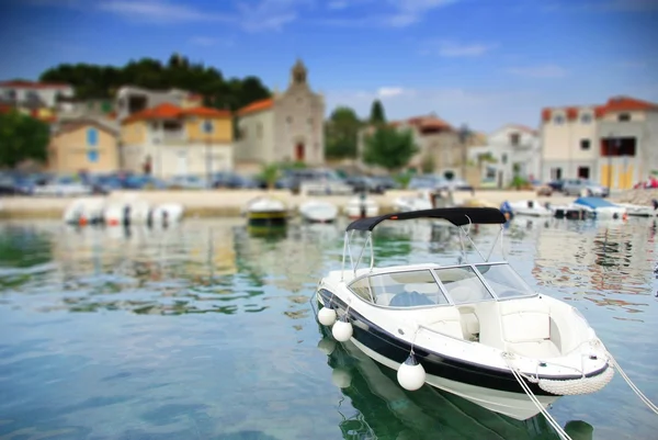 Motorboot im alten Hafen oder Yachthafen, Kroatien dalmatien — Stockfoto