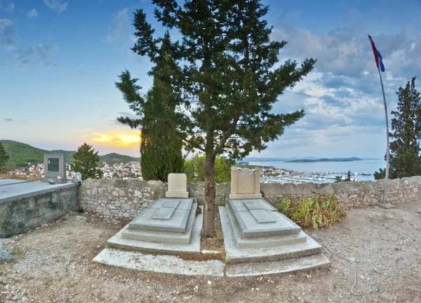 Velhas sepulturas em uma colina acima do mar, Croácia Dalmácia — Fotografia de Stock