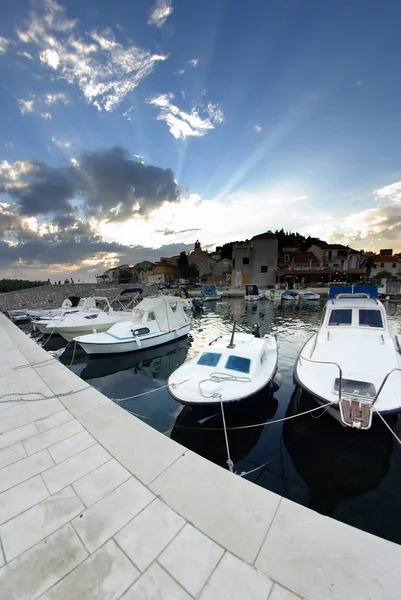 Régi kikötő vagy kikötő és kő házak, Horvátország-Dalmácia — Stock Fotó