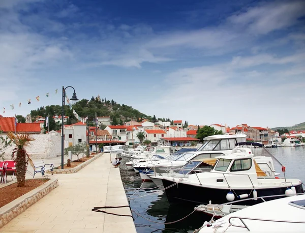 Antiguo puerto o puerto deportivo y casas de piedra, Croacia Dalmacia — Foto de Stock