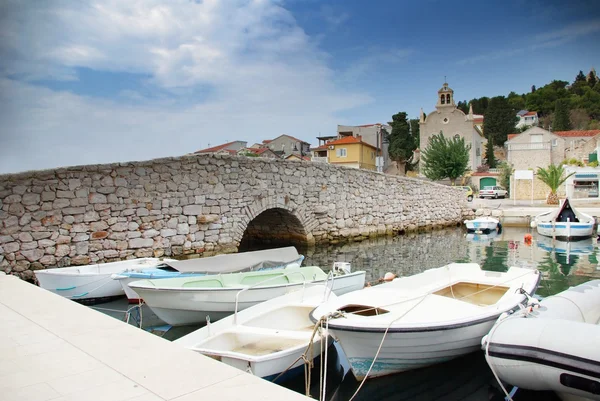 Alte steinerne brücke und festmacher boote, kroatien dalmatien — Stockfoto