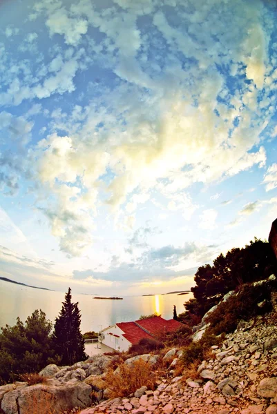 Küstenpanorama, Inseln und Wolken am Himmel, Kroatien dalmatien — Stockfoto