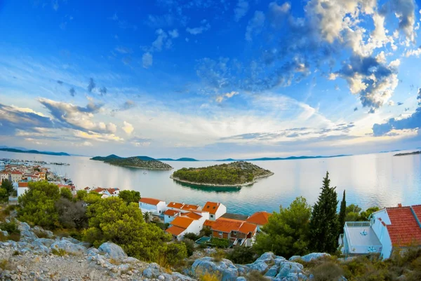 Panorama pobřeží, ostrovů a staré město, Chorvatsko Dalmácie — Stock fotografie