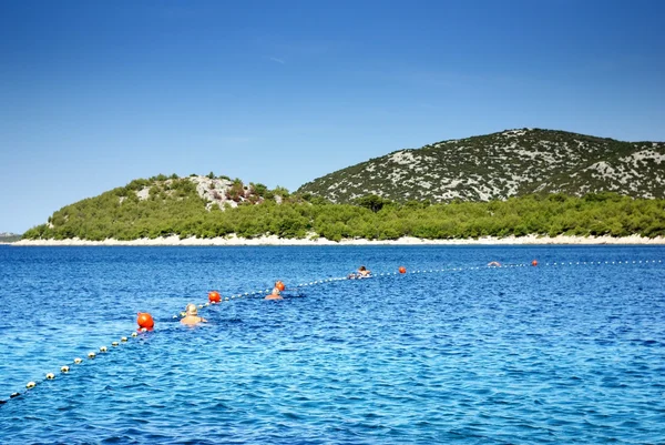 Κολύμπι με σημαντήρες με μια καθαρή και ζεστή θάλασσα, Δαλματία της Κροατίας — Φωτογραφία Αρχείου