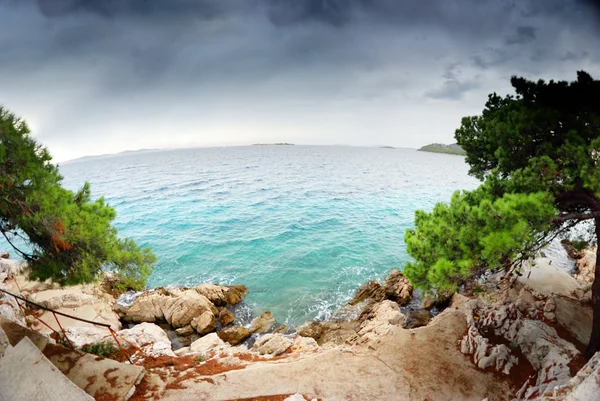 Лестницы на пляж, чистая вода и облачное небо в Хорватии Далмация — стоковое фото