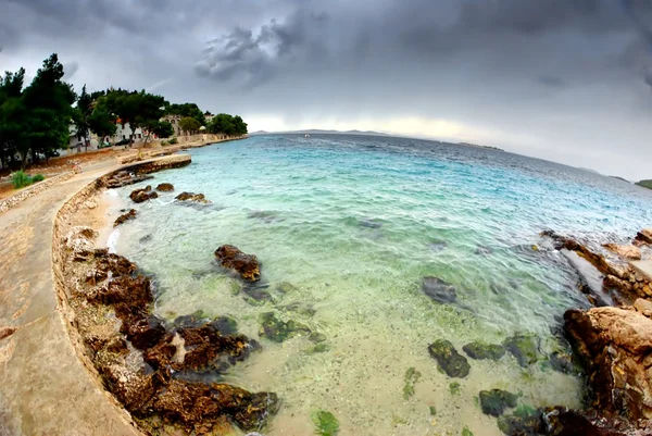 Kilátás nyílik az öbölre, a strand és a felhős ég, Horvátország-Dalmácia — Stock Fotó