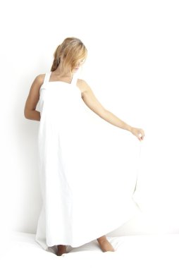 yatakta beyaz elbiseli genç kız