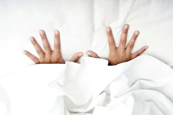 Finger und Hände in weißem Leinen — Stockfoto