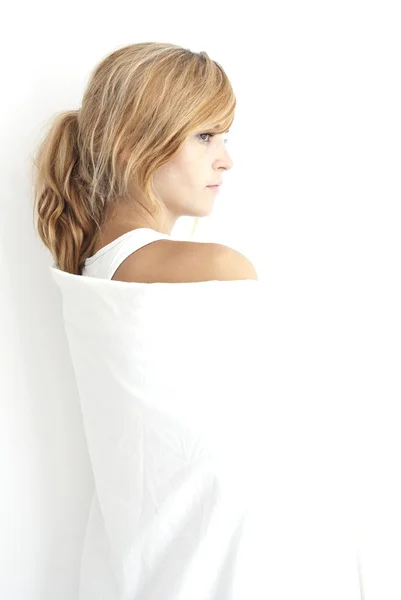 Oskyldig ung kvinna i ett vitt linne — Stockfoto