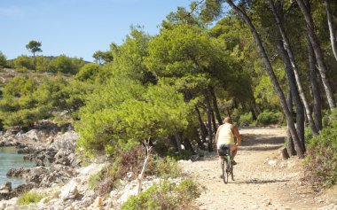 Senior vette Fietser rijden rijden onverharde weg, Kroatië Dalmatië