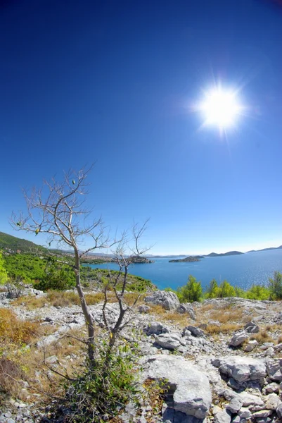 Paesaggio asciutto con mare, isole e montagne, Croazia Dalmazia — Foto Stock