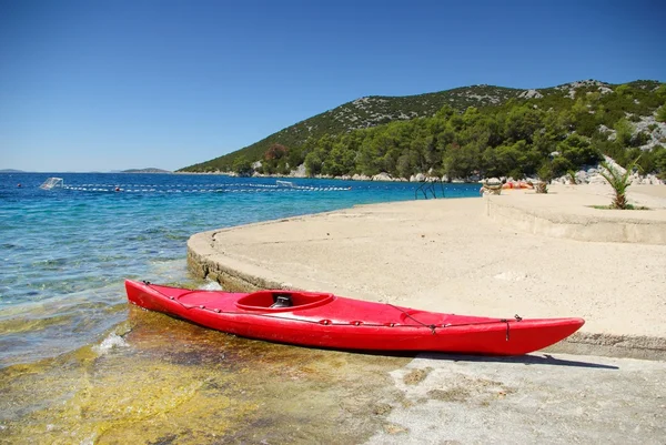 Caiaque na costa do mar azul-turquesa, Croácia Dalmácia — Fotografia de Stock