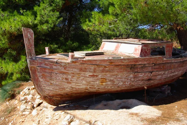 Old fishing boat on a rocky shore, Croatia — Stock Photo, Image