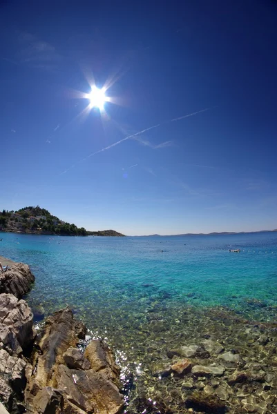 Stenig strand i bukten turkosa havet, Kroatien Dalmatien — Stockfoto