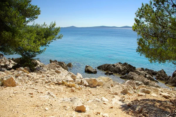 Costa rochosa do mar azul-turquesa, Croácia Dalmácia — Fotografia de Stock