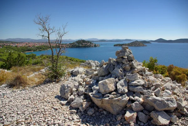 Морской пейзаж с островами и горами, Хорватия Далмация — стоковое фото