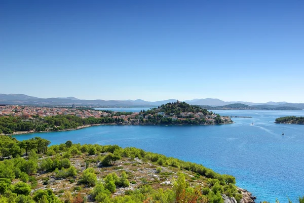 Meereslandschaft mit Inseln und Altstadt, kroatien dalmatia tribunj — Stockfoto