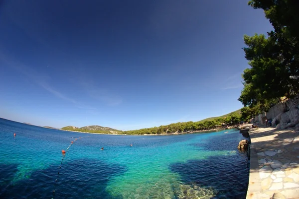 Sombreado, praia pública no mar da baía, Croácia Dalmácia — Fotografia de Stock