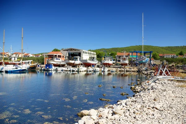 Kleine Werft und Hafen, Schiffsreparatur, Kroatien dalmatien — Stockfoto