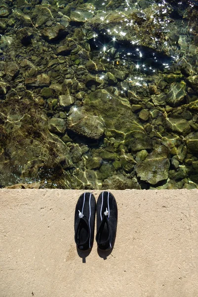 ビーチでの水泳やサーフィンの靴 — ストック写真