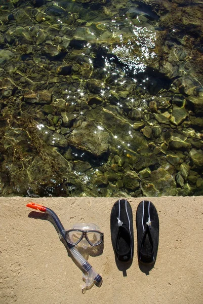 Zapatillas de natación o surf y máscara de buceo en la playa —  Fotos de Stock