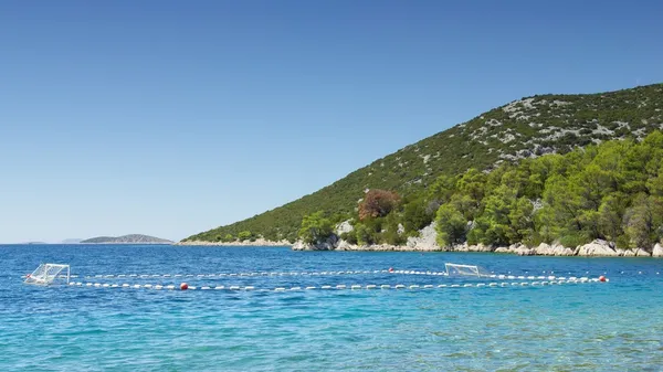 Υδατοσφαίριση στόχους, φυσική παιδική χαρά στη θάλασσα, Δαλματία της Κροατίας — Φωτογραφία Αρχείου