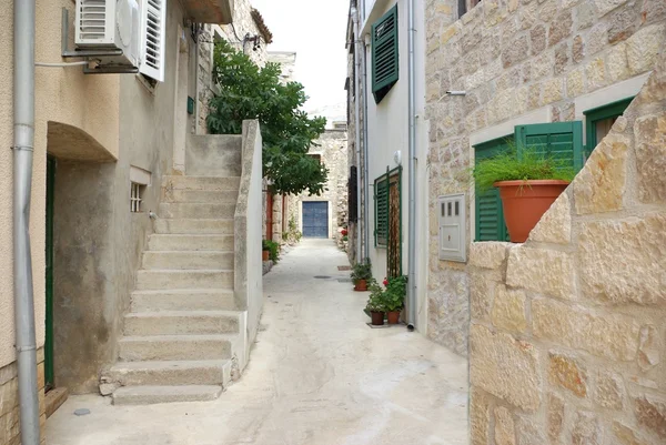 石造りの家、クロアチアのダルマチアの間の狭い路地 — ストック写真