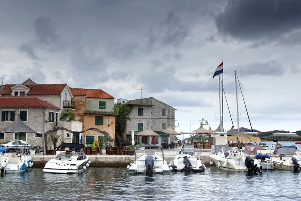 Alter hafen oder marina und steinhäuser, kroatien dalmatien — Stockfoto